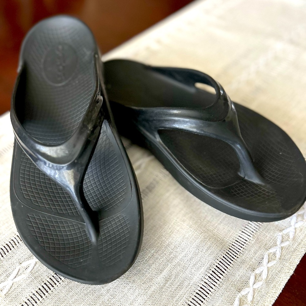 Oofos flip flops womens 8